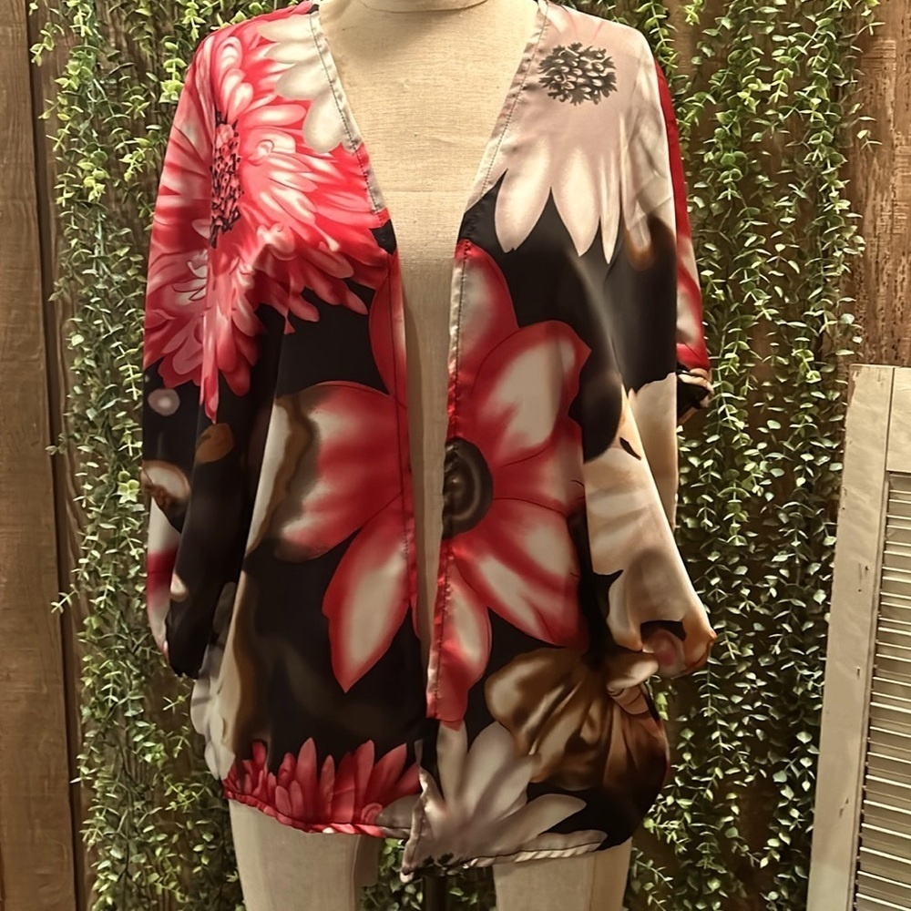 NWOT Floral Kimono Small